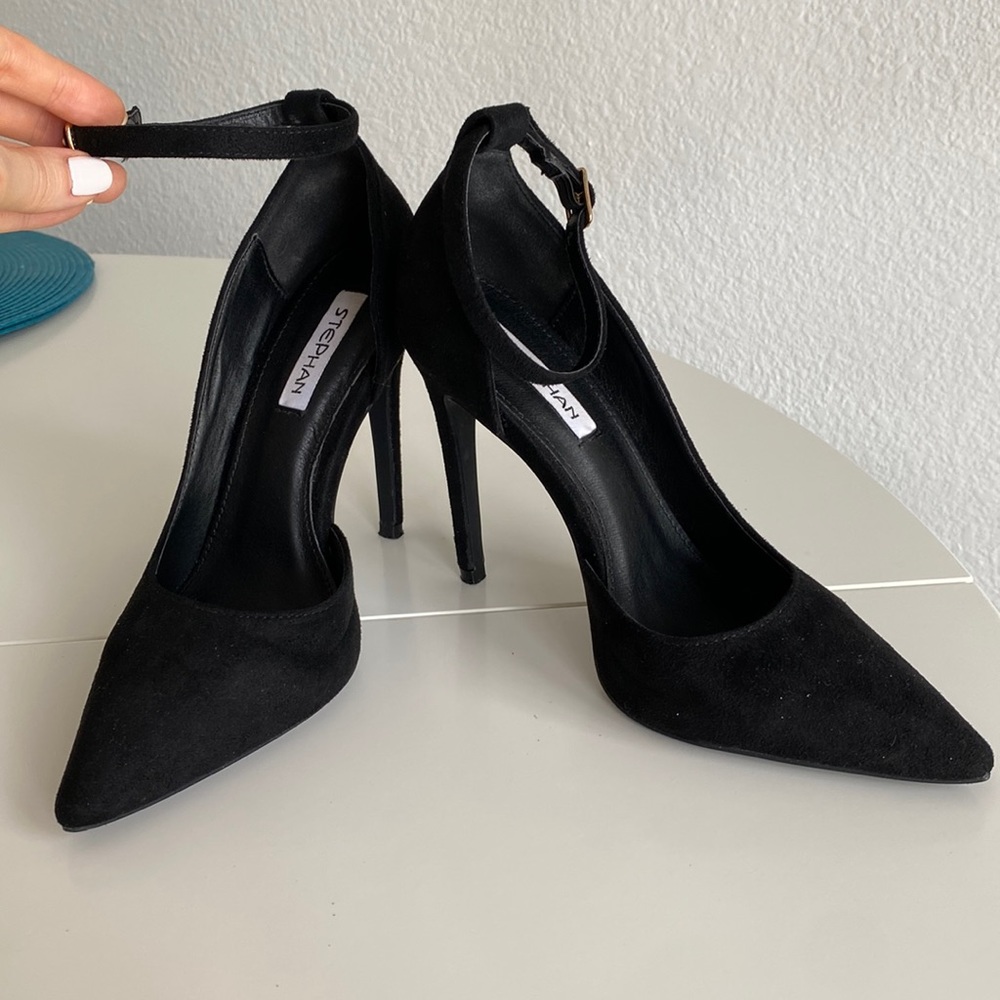 Stephan Black Mary Jane faux suede heels. Size 6